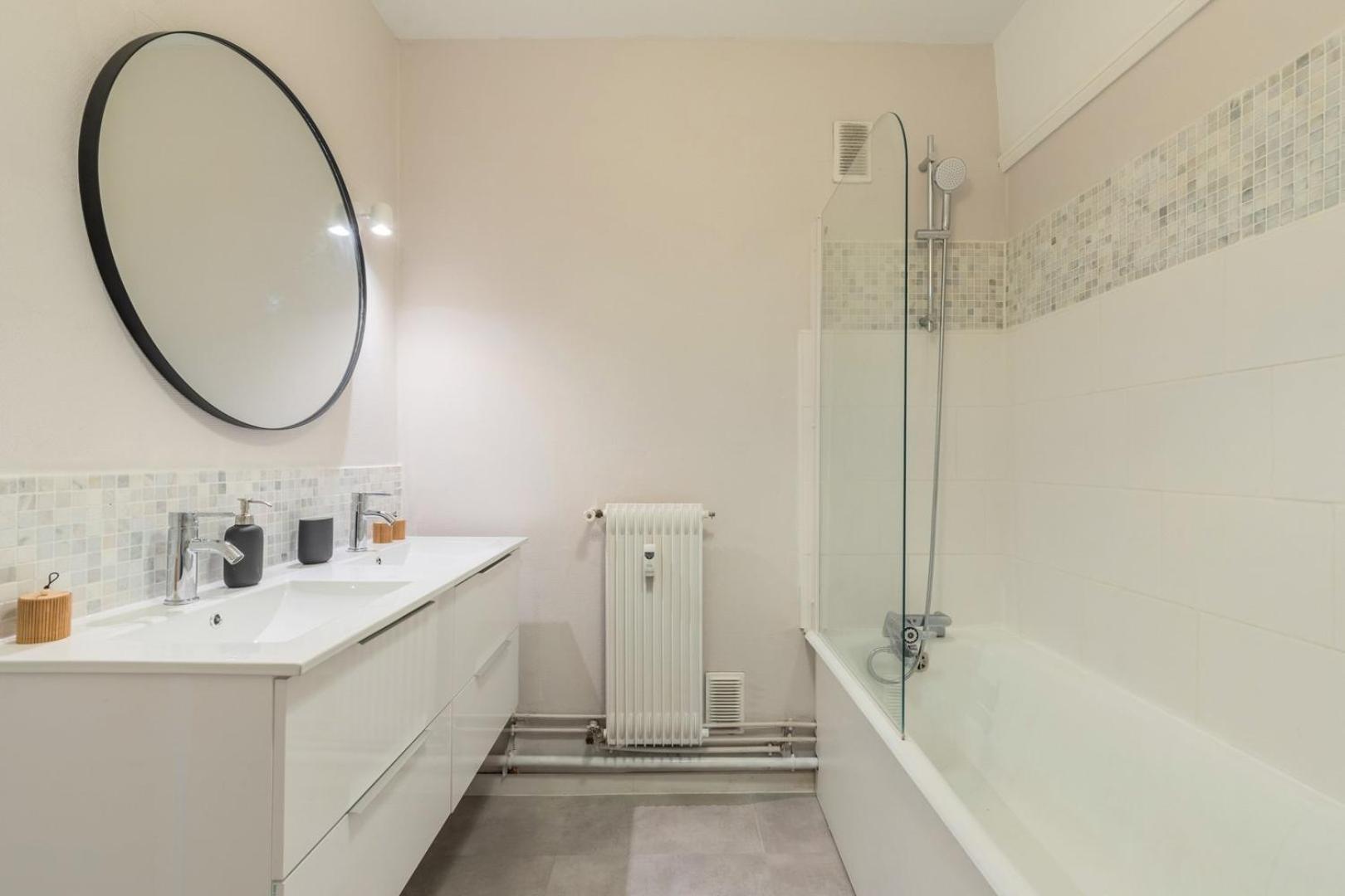 Spacious 3 Bedroom Apartment & Private Parking! Lambersart エクステリア 写真