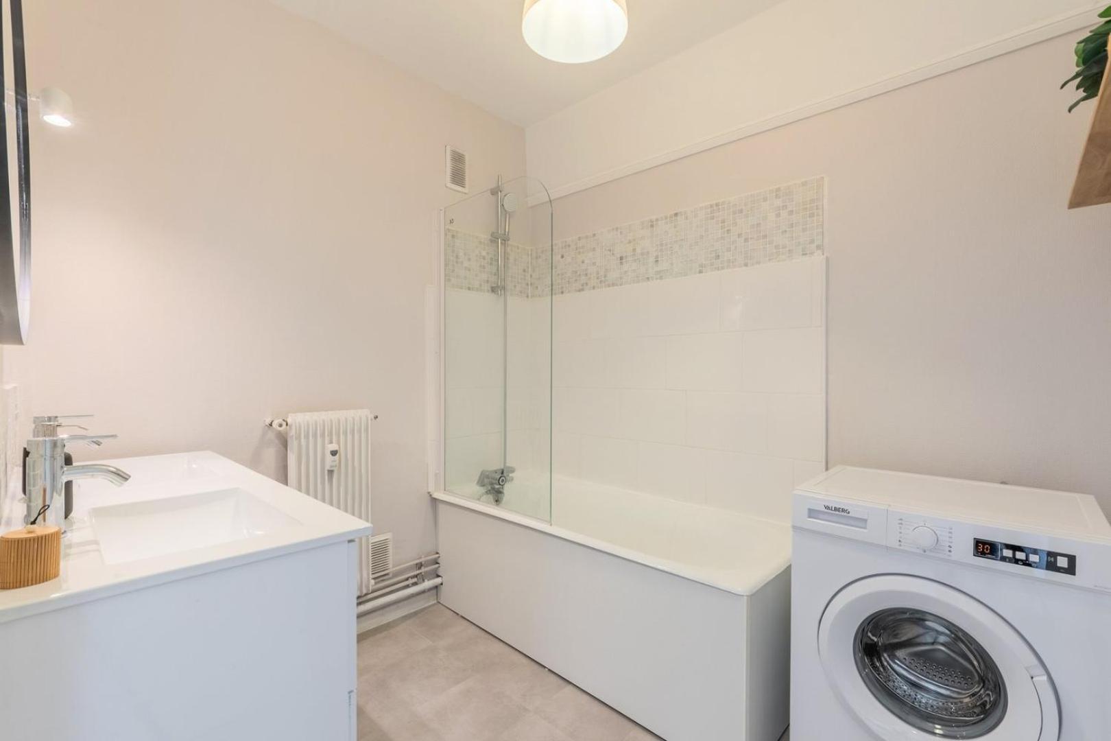 Spacious 3 Bedroom Apartment & Private Parking! Lambersart エクステリア 写真
